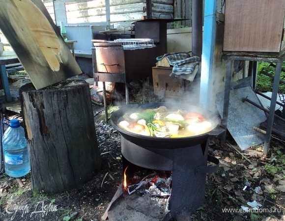 Часа через полтора-два огонь убрали, пусть так и стоит в казане, будет долго теплым, ароматы излучать, манить за добавкой. Вот тут второй секрет. Перед тем как по тарелкам разливать, черного ароматного хлеба или лепешку узбекскую приготовить, в двух мисках мелко нарезать зелень свежую и чеснок. Каждый подходит к вам с миской своей — вы ему хлеба предлагаете отломить, накладываете ему в миску кусок мяса, по хорошей жмени зелени и чеснока (ну, кто любит его, хотя в холодный июнь), наливаете из казана в его миску на это все сверху дымящегося бульона ароматного и, с доброй улыбкой глядя в глаза, передаете ему (ей). Через минут несколько, когда всем налито-роздано, на полянке будет полная тишина, чуть потрескивающий уголек под казаном и мирное благодарное почавкивание-прихлебвание:) Кусочек «вкусного счастья».