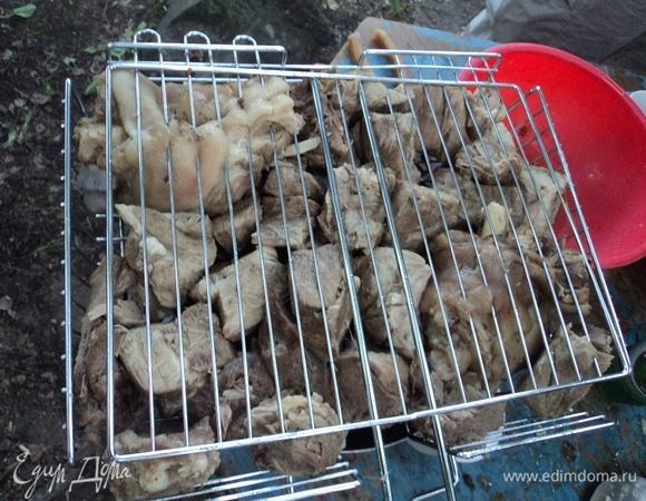 Чуть не забыл:) Обязательно найдутся участники процесса, которые таки захотят мясо на углях. Ну, так им нарезали из казана, в решетку или на шампуры и нате, жарьте:) В общем, этим коротким рассказом и несколькими фото хотел лишь заметить и напомнить — холодное лето не может испортить настрой на позитив, если все просто, уютно, тепло, ароматно и по-дружески хорошо в этой компании.