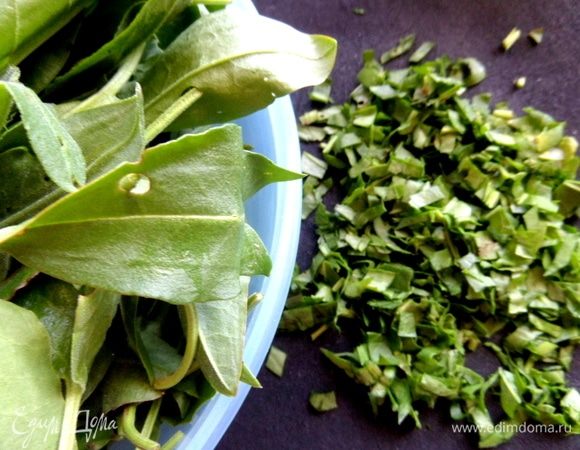 Нарезать. Он даст легкую кислинку. В сезон я добавляю его в салаты.