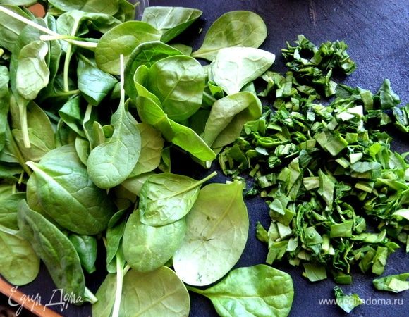 Листья шпината тоже нарезать мелко. Они нейтральные по вкусу.