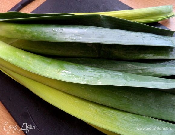 Зеленую часть лука-порея промыть под проточной водой, нашинковать лист или больше.