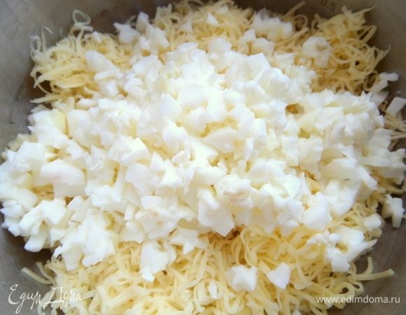 Высыпать белки к сыру.