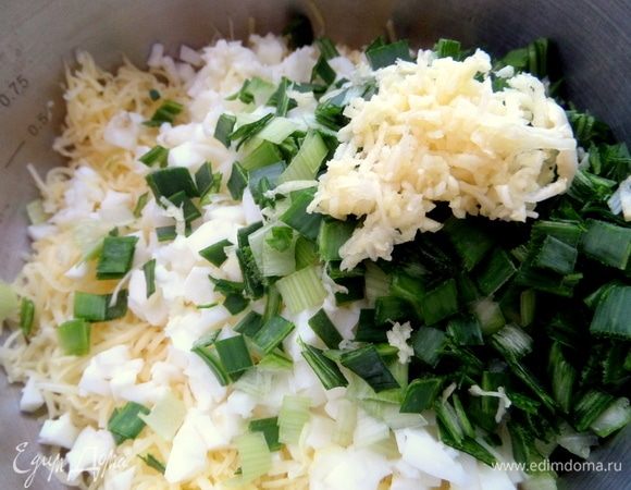 Далее порей и чеснок.