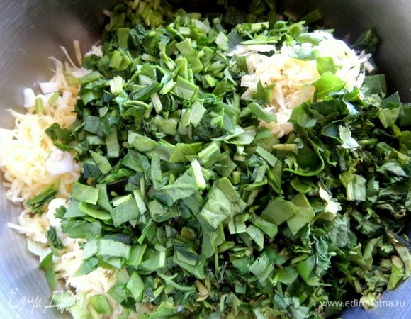 У меня было немного кинзы (это на любителя), но можно и петрушку.