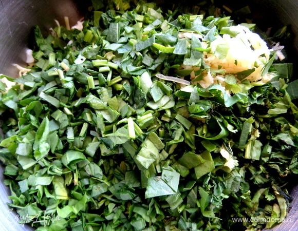 Высыпаем остальную зелень.