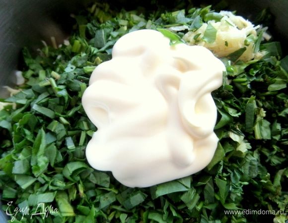Заправить майонезом.