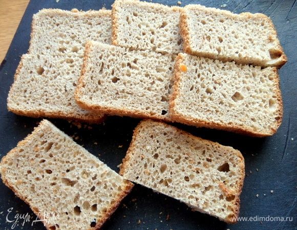 Подготовить любой хлеб (можно белый). У меня обычный «кирпичик» + два ломтика другого хлеба.