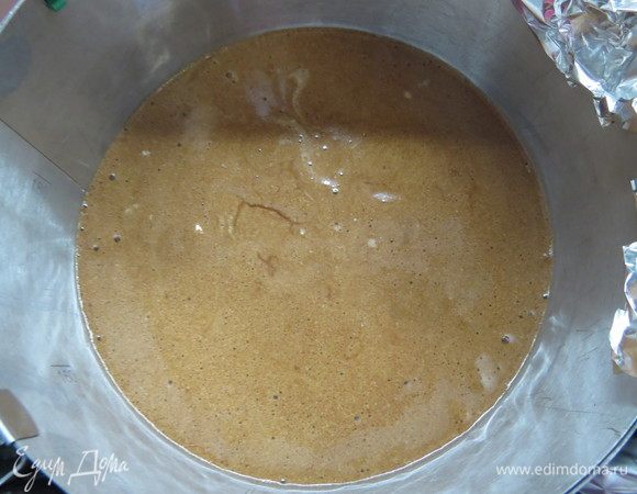 Тесто выложить в разъемную форму. У меня кольцо диаметром 19 см, вместо дна — фольга.