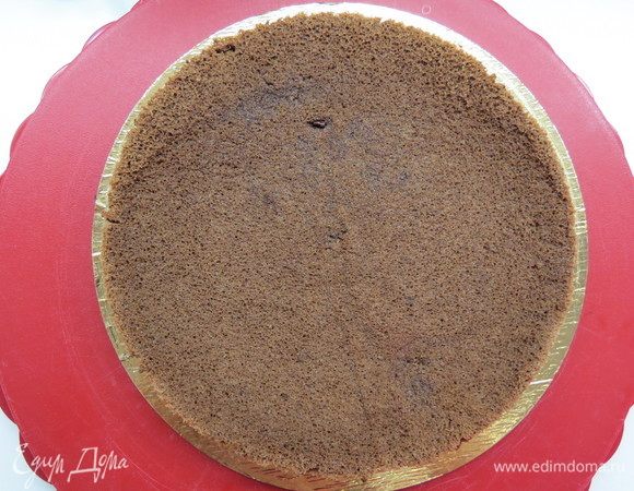 Выпекать в разогретой до 180°C духовке около 12 минут. Дать бисквиту остыть, освободить от формы, выложить на поднос или подложку, на которой будет осуществляться сборка торта. Я обычно выкладываю бисквит дном вверх.