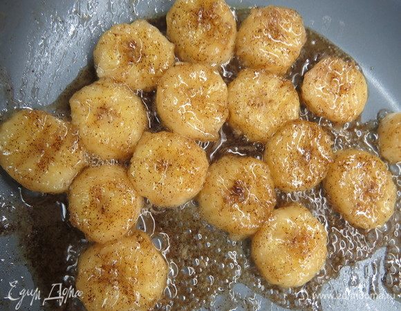 Обжарить кусочки банана буквально по полторы или две минуты с каждой стороны.