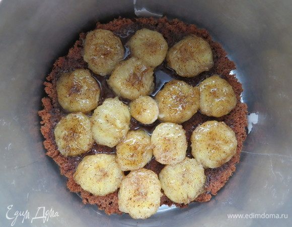 Выложить карамелизированные бананы на шоколадный бисквит. Положить бисквит в регулируемое тортовое кольцо, бока проложить плотной тортовой пленкой. Пока готовится мусс, кольцо с основой можно поместить в морозилку, тогда мусс схватиться быстрее и не протечет.