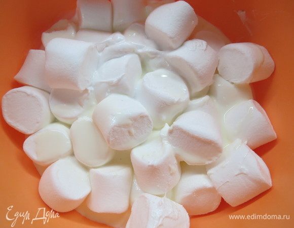 Готовим шоколадный мусс. Маршмеллоу выложить в глубокую чашу.