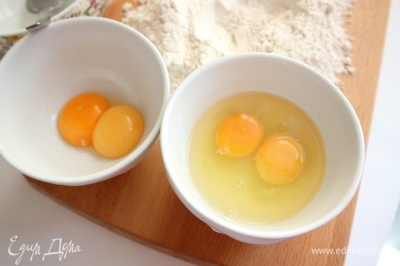 Отделить желтки двух яиц, белки не понадобятся. В другую миску разбить два яйца.