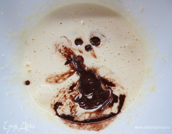 Желки взбить с сахаром до белизны, подмешать шоколад и масло.