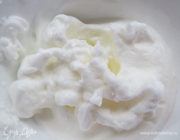 Готовим шоколадный бисквит без муки. Шоколад и масло растопить на водяной бане. Белки взбить со щепоткой соли до устойчивых пиков.