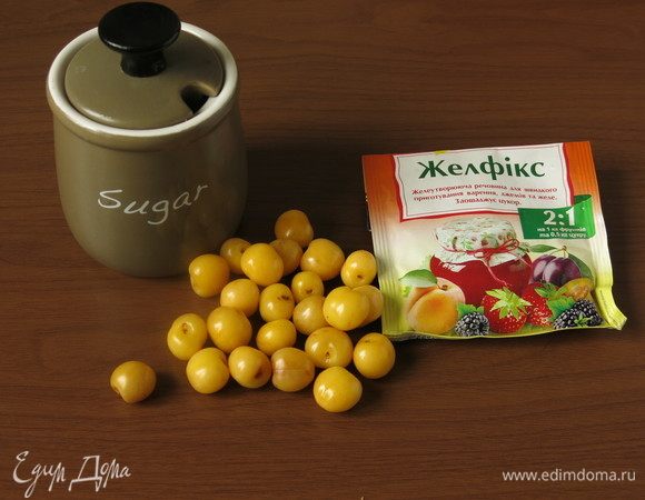 Подготовим продукты — черешню белую, сахар и желфикс (2:1 — соотношение продукта к сахару).