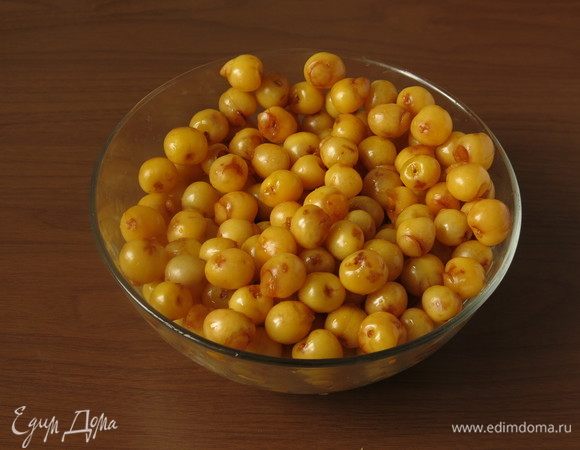 Черешню моем и вынимаем косточки. За 30 минут с помощью ручной косточковыбивалки можно подготовить 1 кг.