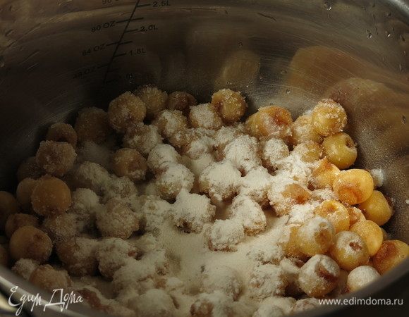 Соединяем 50 г сахара, 12 г желфикса, черешню, перемешиваем.