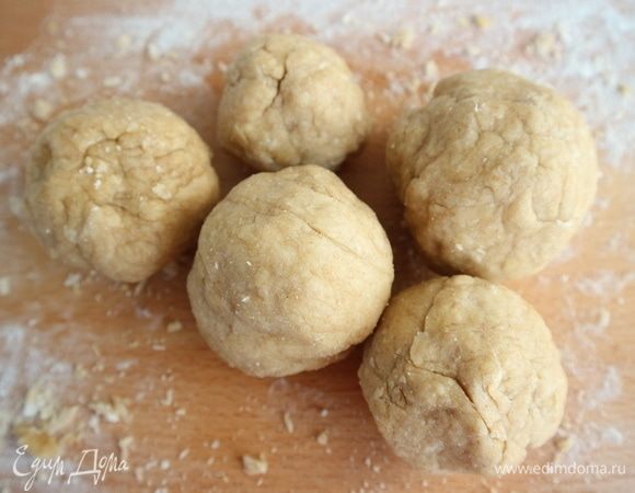 Скатать несколько шаров из теста, которые легче разминать, если они небольшие по объему. Завернуть в пленку, оставить при комнатной температуре на 30 минут.