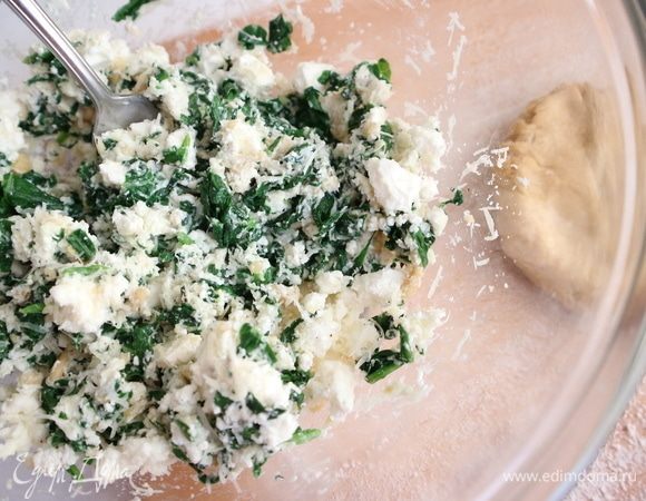 Размять брынзу вилкой, добавить натертый на мелкой терке пармезан. Измельчить кедровые орехи, добавить к смеси, посолить, поперчить. Добавить шпинат, 1 ст. л. жидкости из упаковки с брынзой, перемешать.