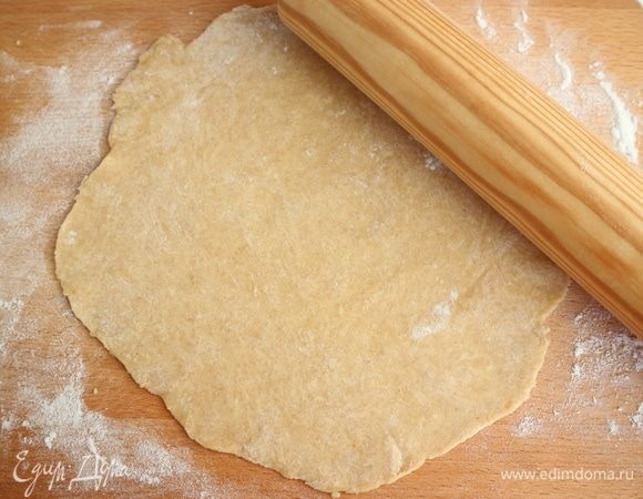 Раскатать тесто в тонкие пласты поочередно. Шары из теста, с которыми вы не работаете, нужно оставить в пленке, потому что тесто быстро сохнет.