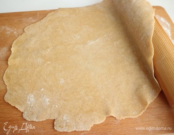 Еще немного раскатать. Раскатывать тесто надо от центра к краям. Поскольку здесь половина муки цельнозерновая, раскатывать надо с некоторыми усилиями.