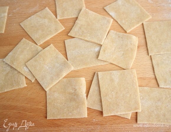 Нарезать из теста квадраты со стороной 4 на 4 см, не больше. После лепки сакеттини должны получиться 25 мм в высоту, ширина мешочка — 15 мм.