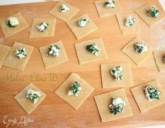 В центр каждого квадрата поместить немного начинки.