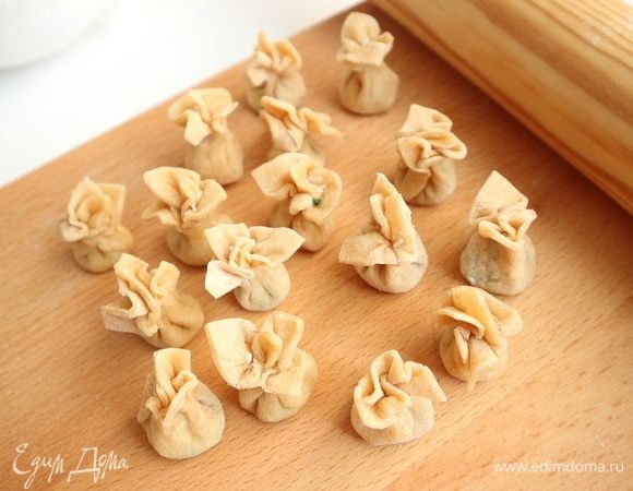 Фаршированная паста готова к тепловой обработке. Вскипятить подсоленную воду, опустить в нее сакеттини, проварить в течение 5 минут до состояния аль денте.