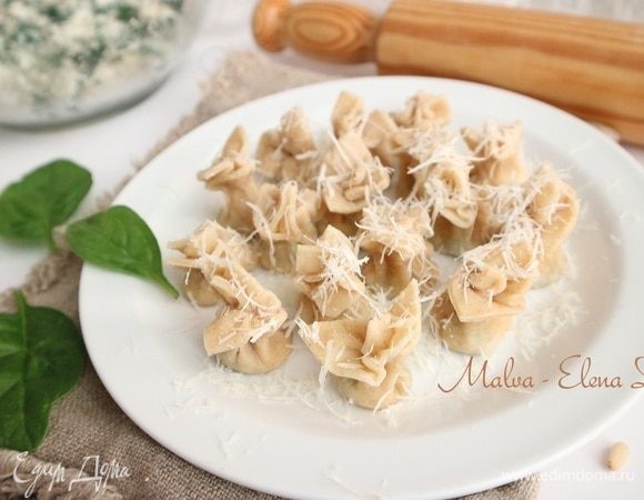 Посыпать твердым сыром, натертым на мелкой терке, сопроводить соусом, можно подать с бульоном. Приятного аппетита!