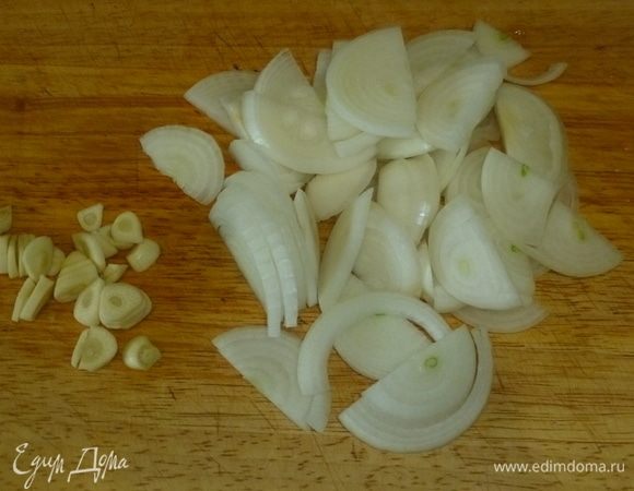 Лук нарезать полукольцами, чеснок — пластинами.