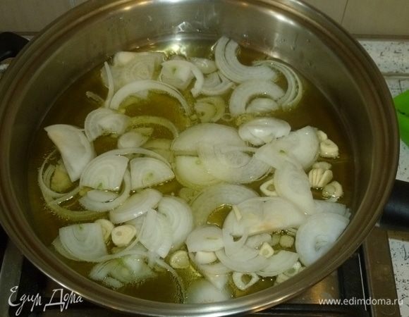 В большом сотейнике разогреть масло, томить лук с чесноком 8–10 минут.