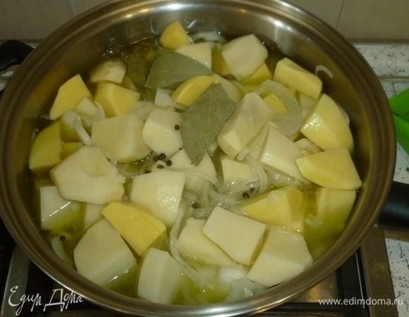 Картофель нарезать средними кусочками, выложить в сотейник. Добавить лавровый лист, перец горошком, соль и столько воды, чтобы почти покрыть картофель. Варить 30 минут, помешивая.