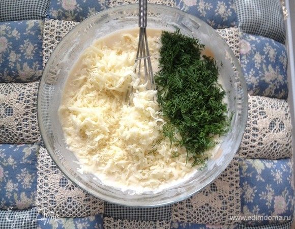 Сыр натереть на мелкой терке, зелень мелко порубить. Добавить сыр и зелень в тесто, перемешать. Тоненькой струйкой влить немного кипятка и перемешать.
