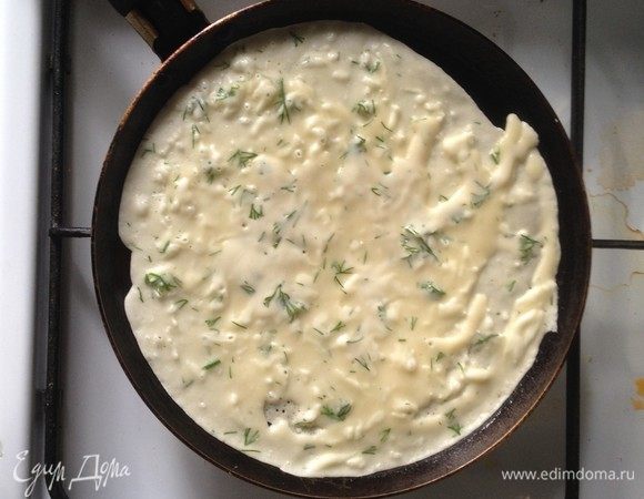 Сковороду смазывать перед каждым блинчиком растительным маслом. Жарить с первой стороны на среднем огне, перевернуть и дожарить.