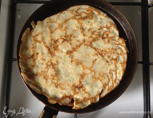 На второй стороне держите блин совсем немного, чтобы не подгорел сыр.