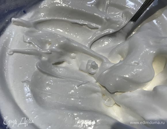 Отделяем яичные белки от желтков так, чтобы в них не попало ни капли желтка. Взбиваем белки с лимонным соком и щепоткой соли на средней скорости блендера. Постепенно всыпаем сахар, продолжая взбивать и увеличивать скорость «до пиков». Правильно взбитые белки должны крепко держаться на венчике, не терять формы.