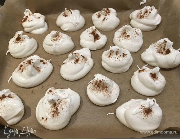 Противень застилаем пергаментом. Я не использовала кондитерский мешок, а выложила белки в произвольной форме, что придало им особое очарование)) Посыпаем сверху корицей для аромата.
