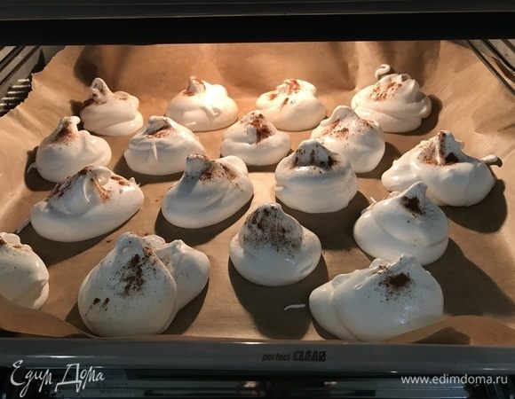 Ставим противень в духовку и запекаем около 1 ч., не открывая дверцу. Готовое безе должно быть сухим сверху. Вынимаем, остужаем и наслаждаемся легким и вкусным десертом. Свои вкусняшки я подавала на тарелочке собственного изготовления)