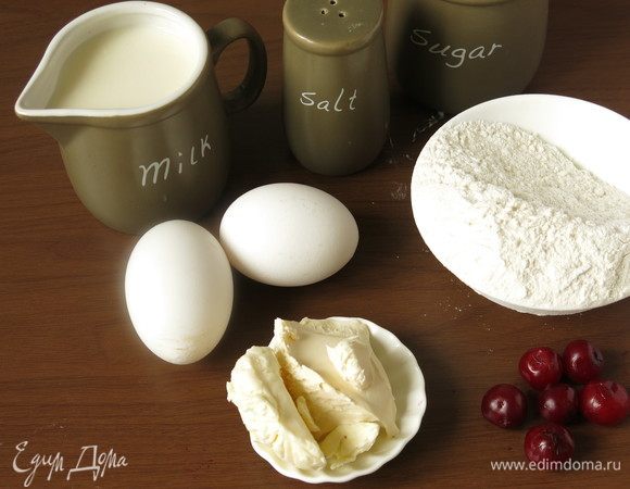Подготовим продукты — молоко, муку, соль, масло сливочное (или 25 г масла, 25 г сметаны). Количество муки условное — 2–2,5 стакана.