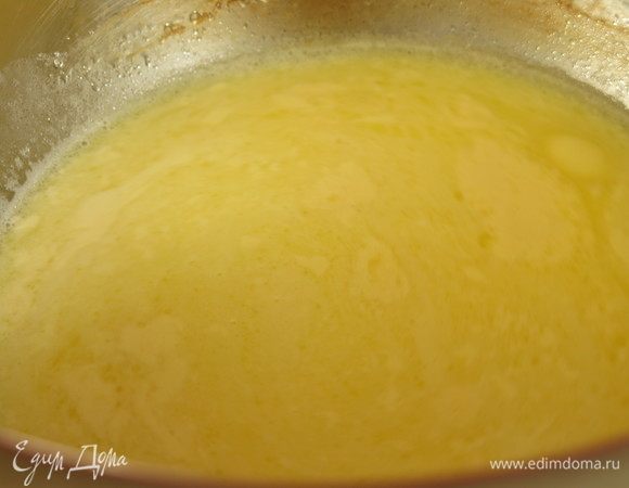 Доводим до кипения молоко с маслом, щепоткой соли.