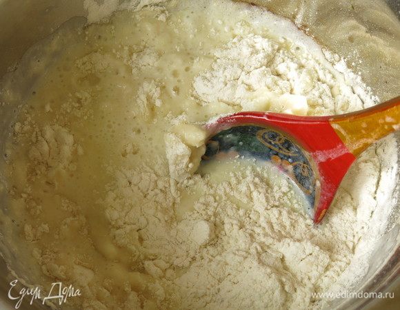 Вводим стакан муки. Перемешиваем.