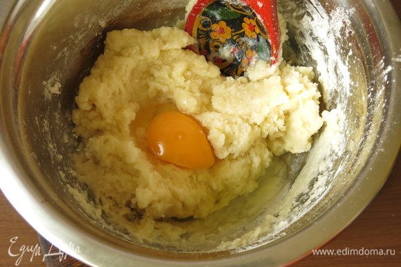 По одному вмешиваем яйца. Вводим сахар. Для несладких вареников сахар не кладем.
