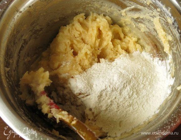 Досыпаем муку порциями, ориентируемся на мягкость теста.