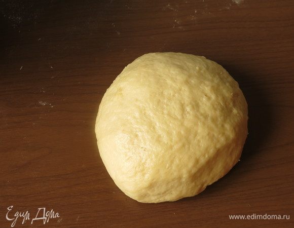 Замешиваем мягкое эластичное тесто, накрываем полотенцем и даем отдохнуть 30 минут.