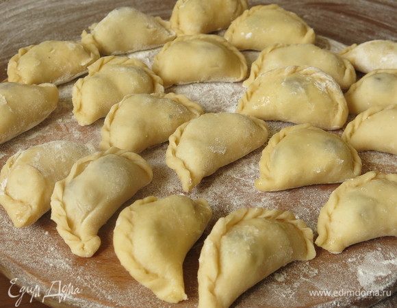 Раскатываем тесто, вырезаем круги, выкладываем начинку и лепим вареники. Приятного!
