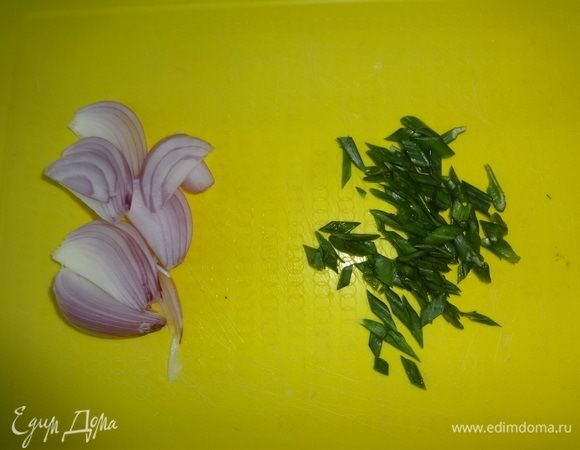 Красный лук нарезать тонкими полукольцами, зеленый лук — наискосок тонкими колечками.