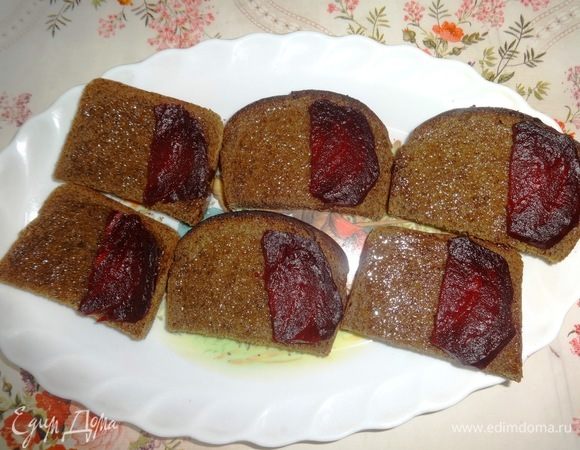 Разложить на хлебе ломтики свеклы.