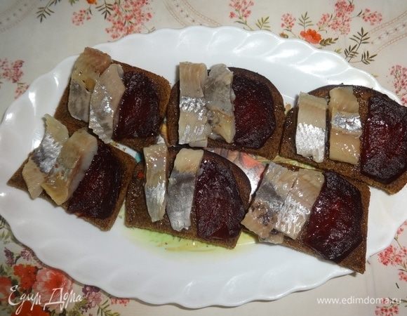 Выложить филе селедки.