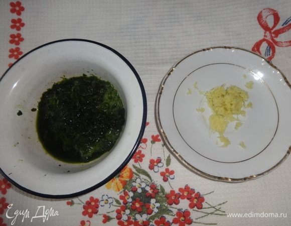 Шпинат вымыть, обсушить, измельчить в блендере. Имбирь почистить и натереть на мелкой терке. Творог заранее вытащить из холодильника, чтобы он стал комнатной температуры.